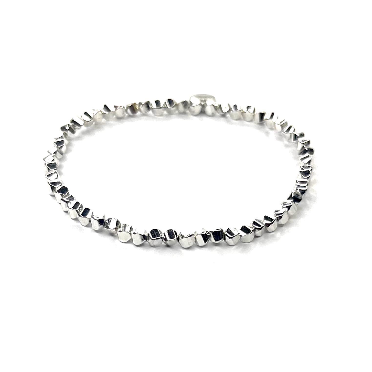 Bracelet femme en hématite argentée conçu sur mesure avec des perles de 3 mm