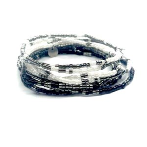 Novalee propose une collection de bracelet 2 tours femme personnalisable Washington, fabriqué à la main à Aix en Provence. Cette manchette en perles Miyuki blanche, noire ou argentée, de deux millimètres est conçu sur mesure