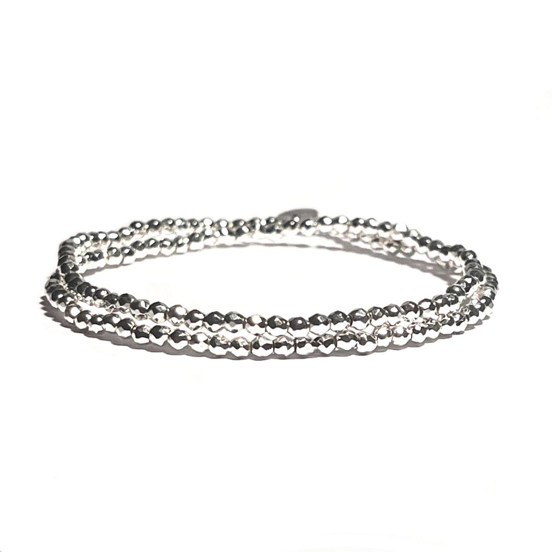 Bracelet femme en hématite argentée conçu sur mesure avec des perles de 2 mm