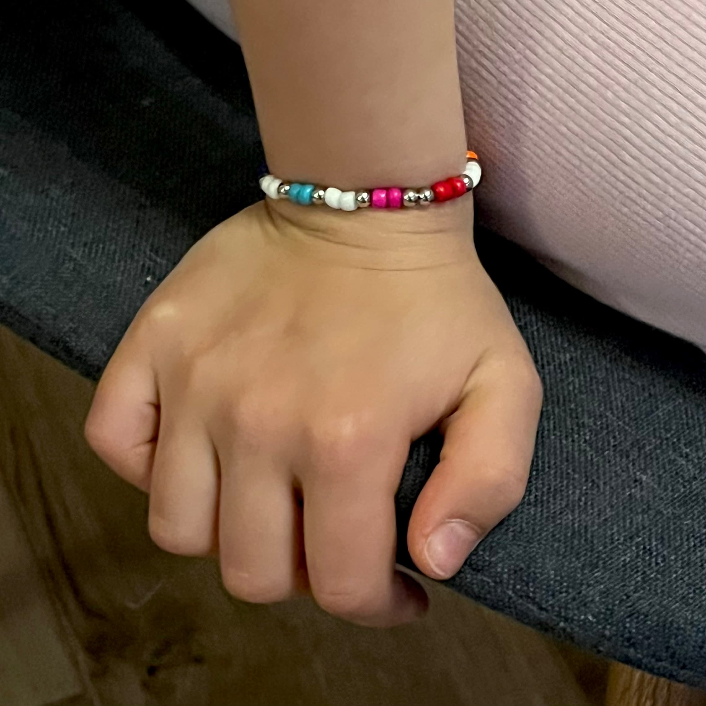 Bracelet fille en perles tchèques Arc-en-ciel et en acier inoxydable conçu sur mesure avec des perles de 4 mm