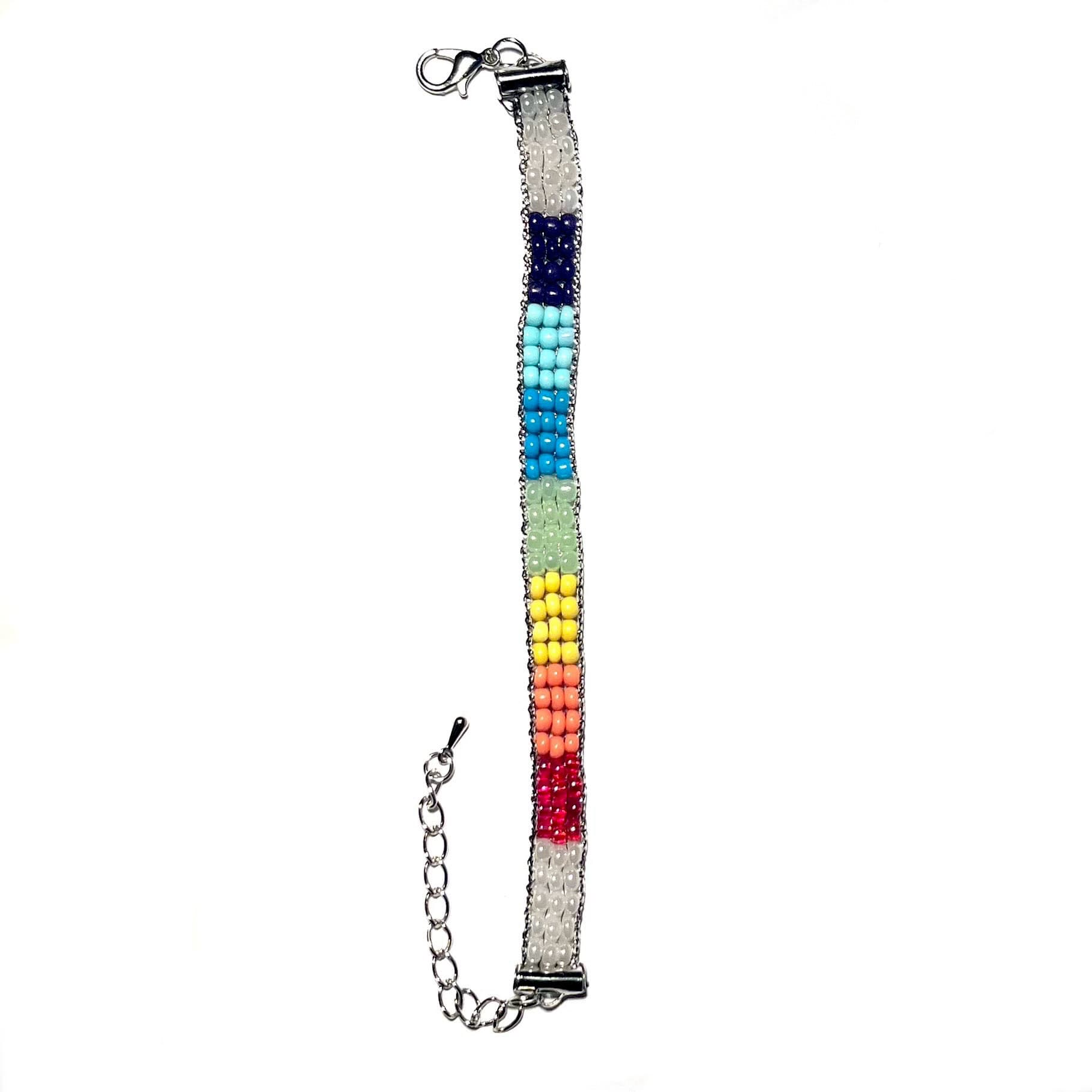 Bracelet fille en perles tchèques Arc-en-ciel et fermoir en acier inoxydable conçu sur mesure avec des perles de 4 mm