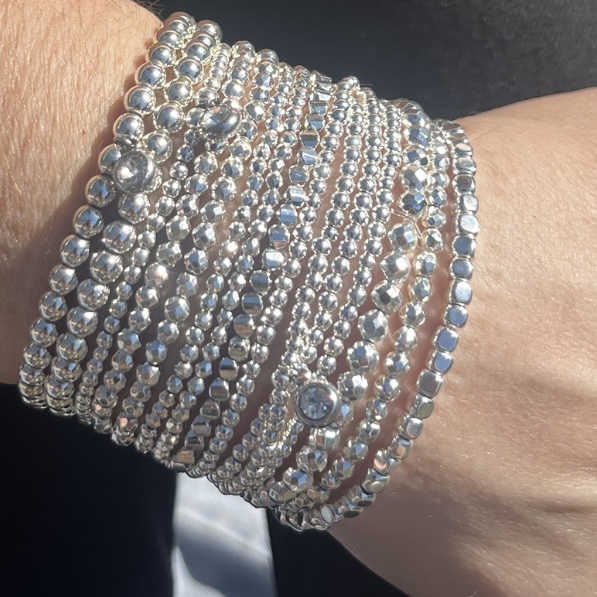 Parure de bracelet femme en perles d'hématites et conçue sur mesure avec des perles de 2, 3 et 4 mm argenté