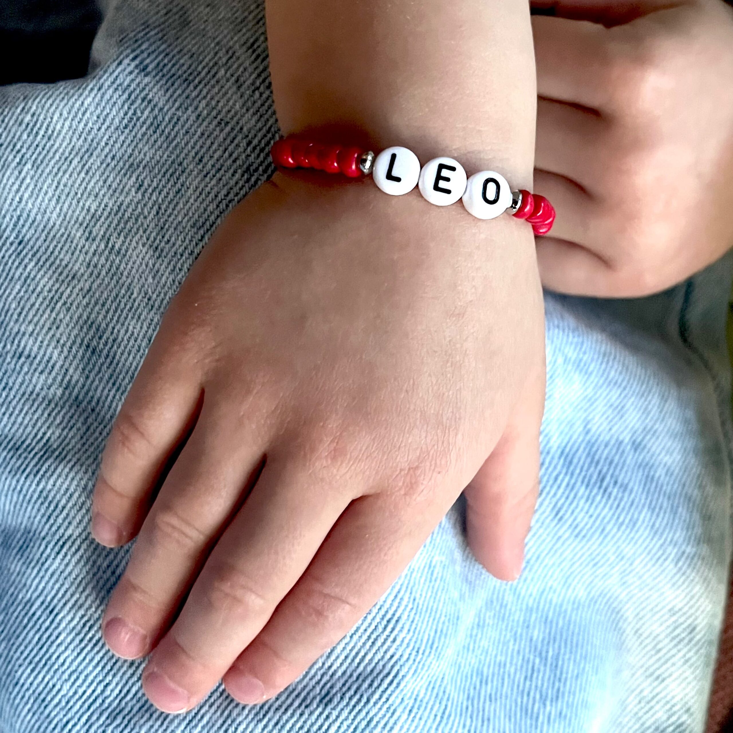 Bracelet garçon Robby en perles Tchèque rouge conçu sur mesure avec des perles de 4 mm