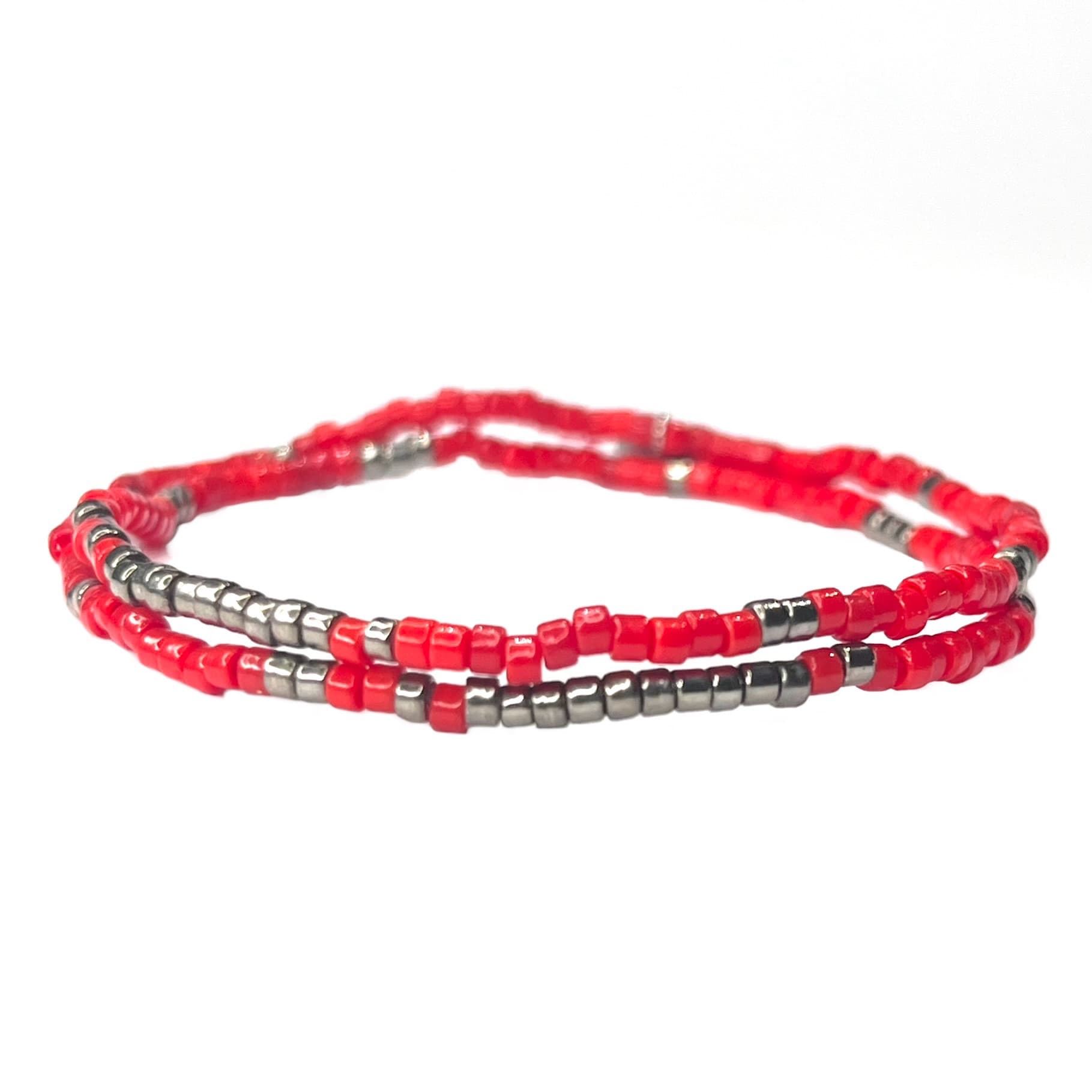 Bracelet 2 tours femme en perles Miyuki rouge cerise et argentée conçu sur mesure avec des perles de 2 mm