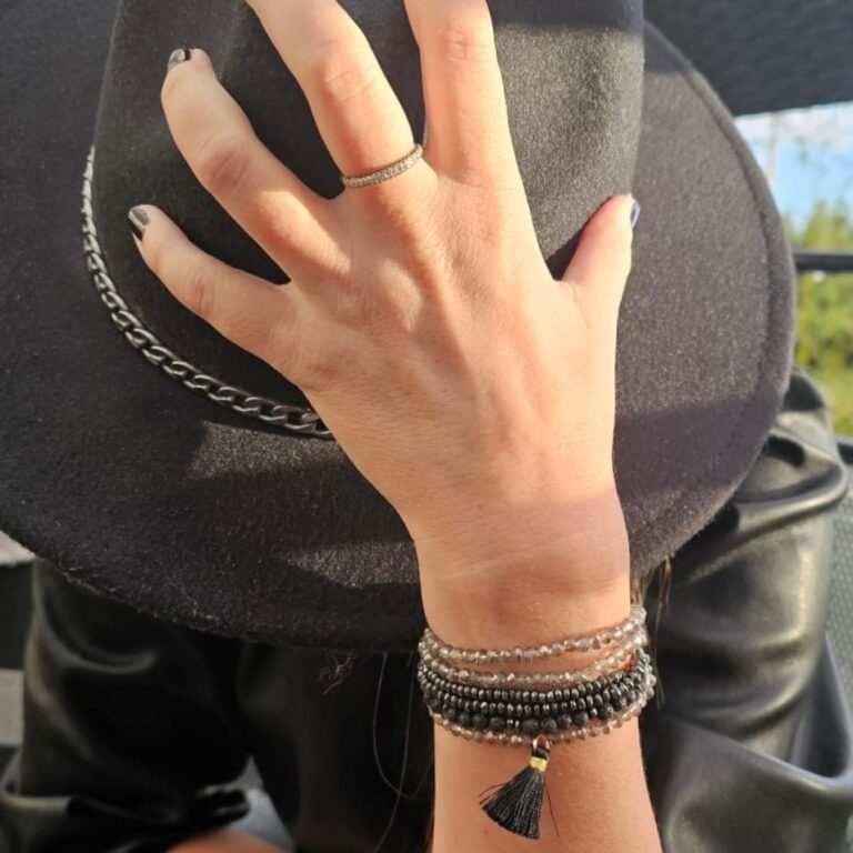 Bracelet femme personnalisable conçu sur mesure avec des perles. Atelier situé à Aix en Provence. Fabrication Française