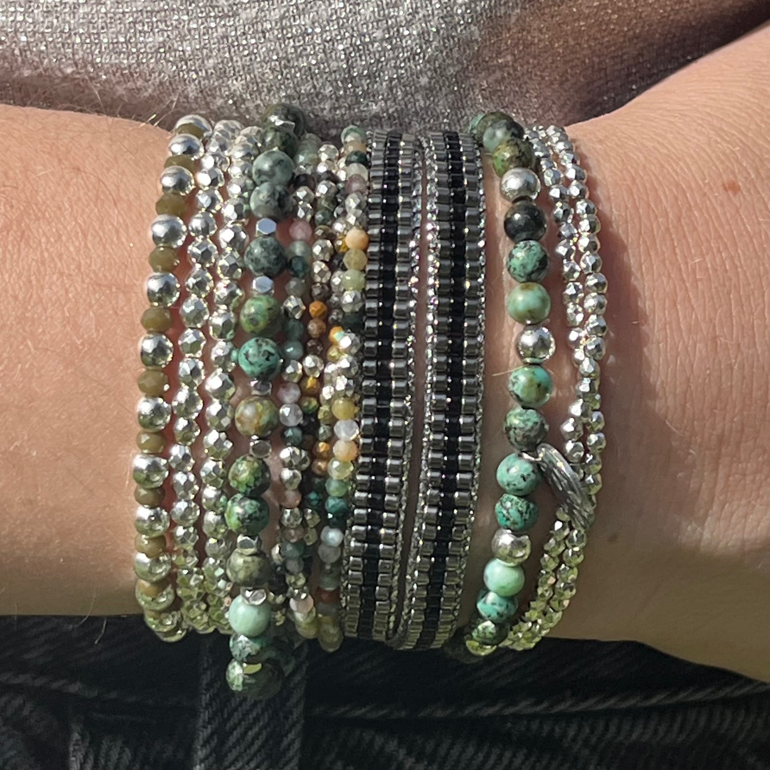 Parure de bracelet femme en perles de Miyuki, facettes, hématites et en pierres naturelles conçue sur mesure avec des perles de 2 et 3 mm kaki et argenté