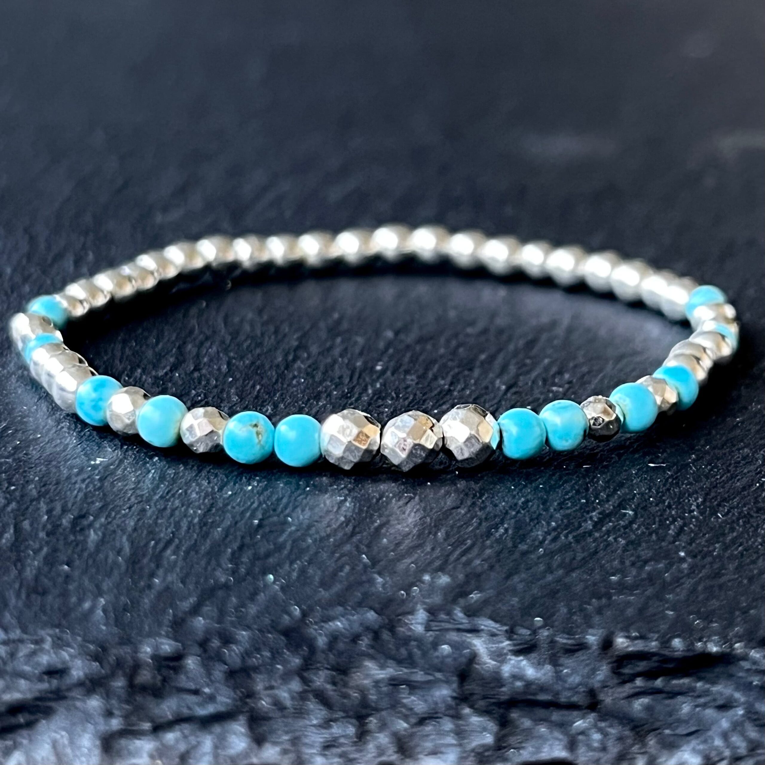 Bracelet femme en perles en pierres naturelles de turquoise et d'hématite conçu sur mesure avec des perles de 3 et 4 mm