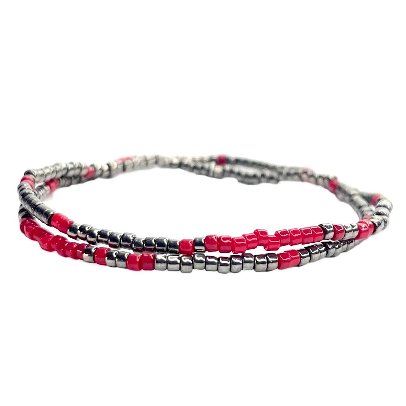 Bracelet 2 tours femme en perles Miyuki argenté et rouge cerise conçu sur mesure avec des perles de 2 mm