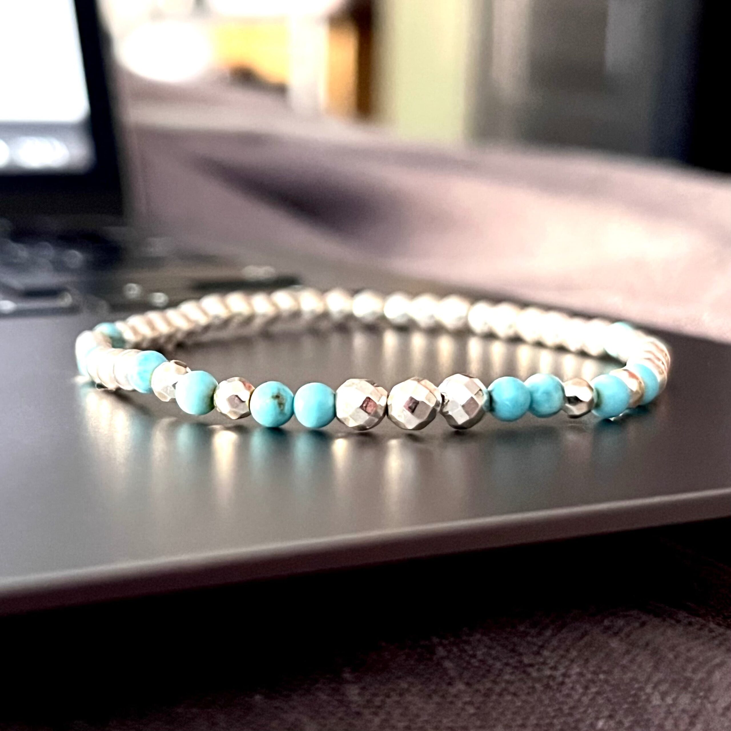 Bracelet femme en perles en pierres naturelles de turquoise et d'hématite conçu sur mesure avec des perles de 3 et 4 mm