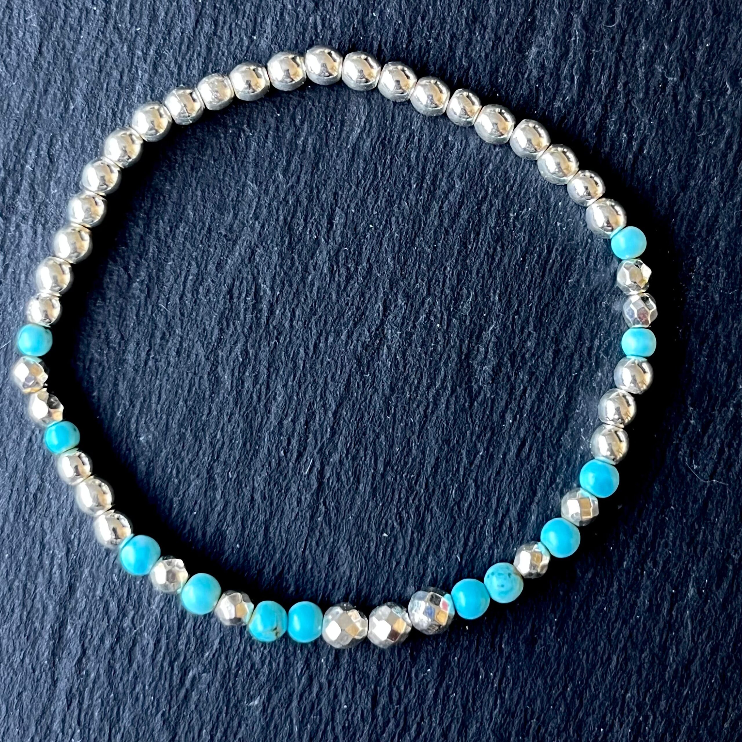 Bracelet femme en perles en pierres naturelles de turquoise et d'hématite conçu sur mesure avec des perles de 3 et 4 mm