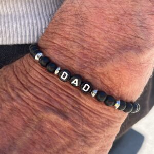 Bracelet homme en perles d'agate noire avec pendentifs lettres et entreperles en inox conçu sur mesure avec des perles de 6 mm