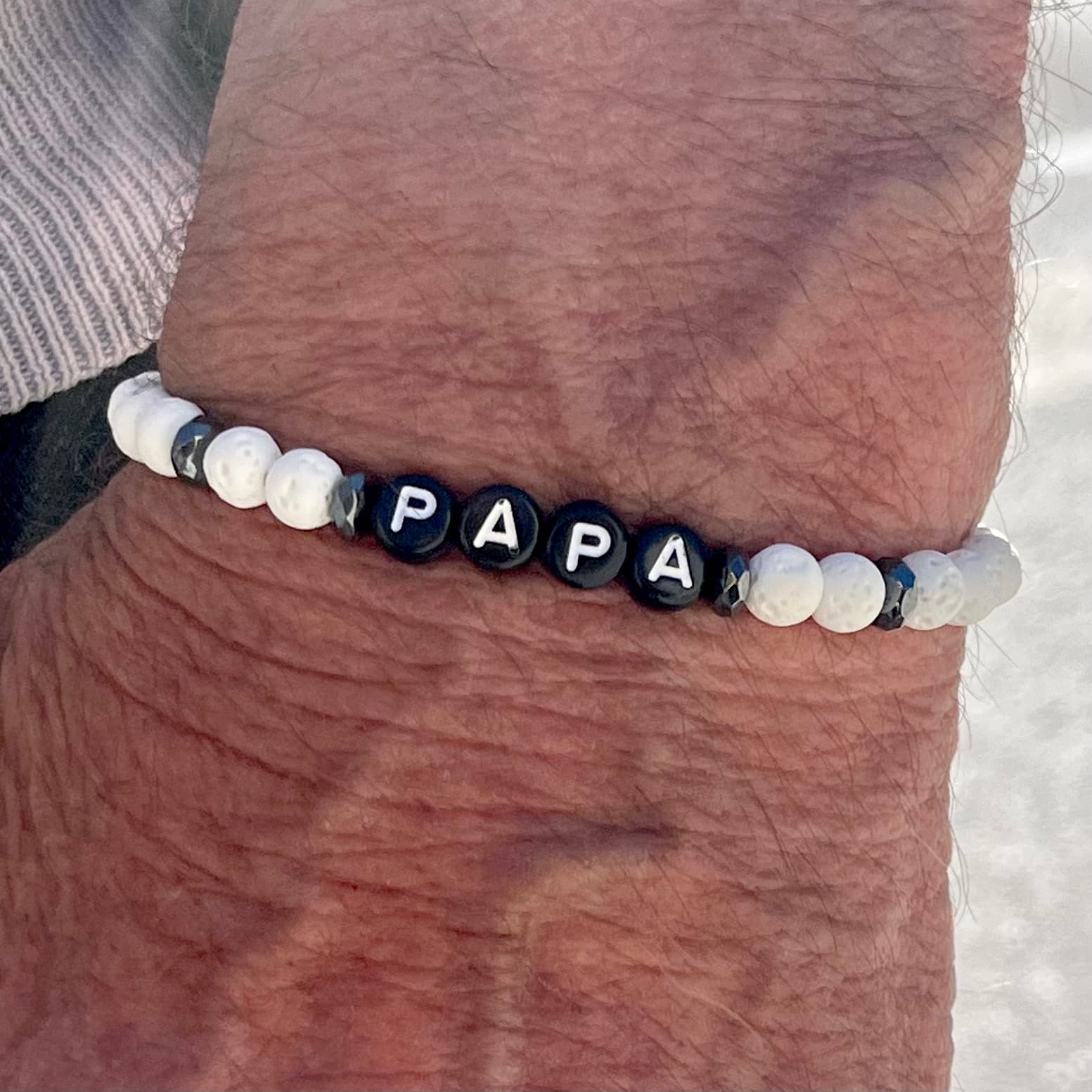 Bracelet homme en perles de lave blanche, hématite noire avec pendentifs lettres conçu sur mesure avec des perles de 6 mm