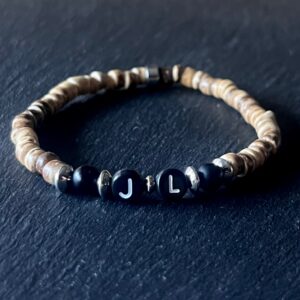 Bracelet homme personnalisable en perles de bois, agate noire avec pendentifs lettres conçu sur mesure avec des perles de 6 mm