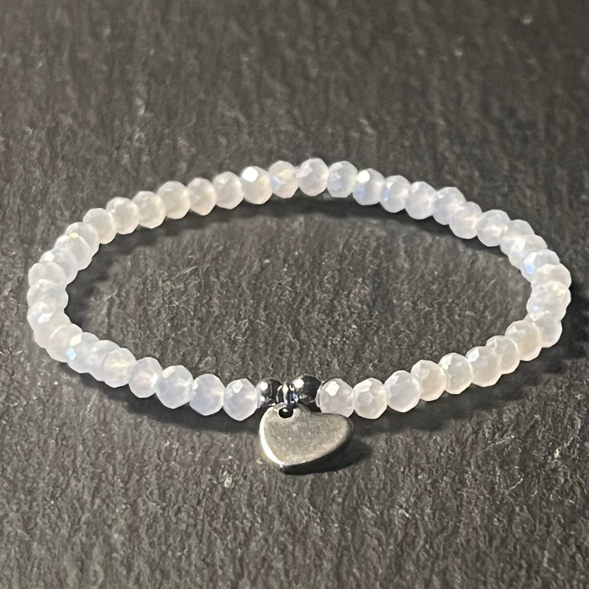 Bracelet enfant en perles à facettes aux couleurs acidulées et d'un pendentif cœur en acier inoxydable argenté ou doré conçu sur mesure avec des perles