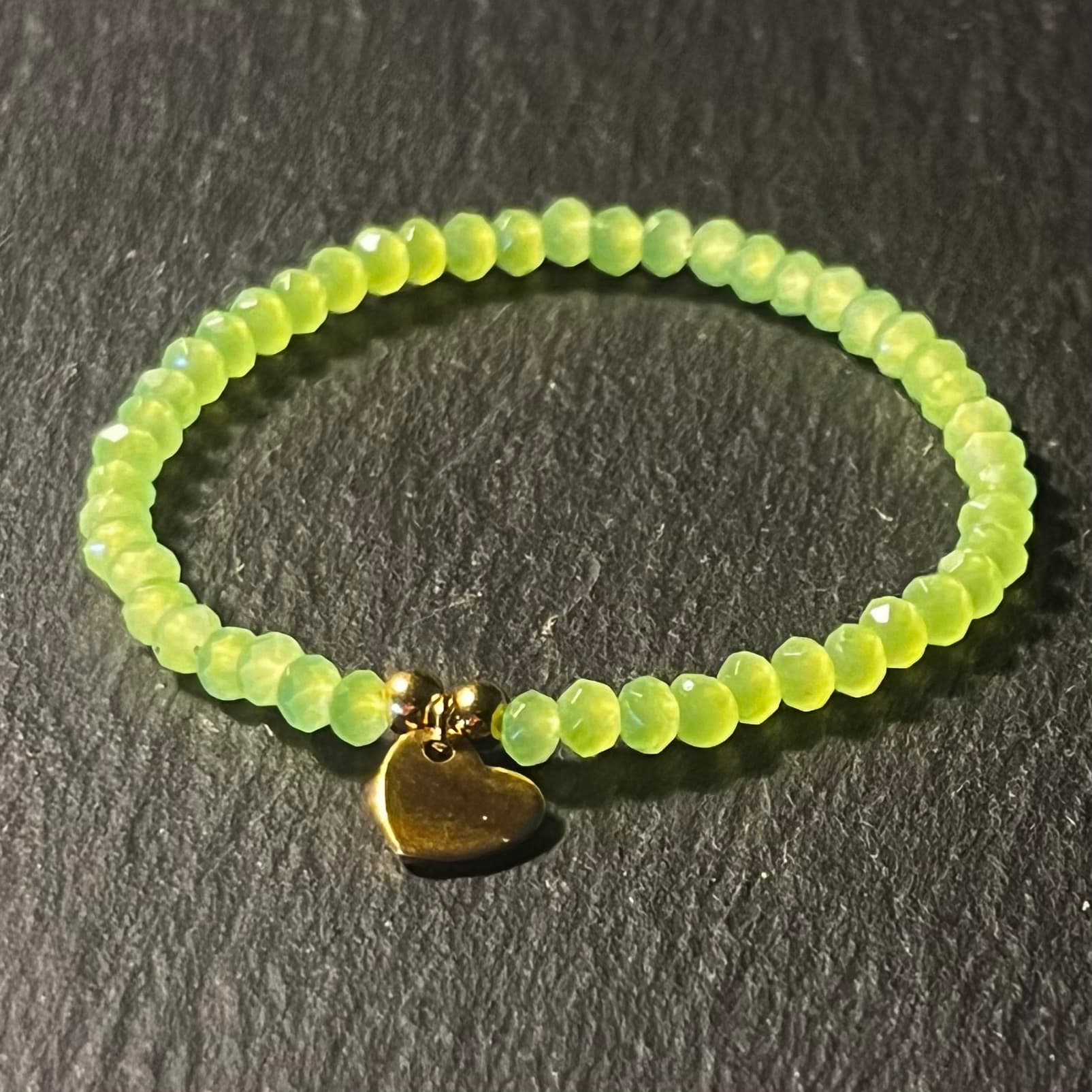 Bracelet enfant en perles à facettes aux couleurs acidulées et d'un pendentif cœur en acier inoxydable argenté ou doré conçu sur mesure avec des perles