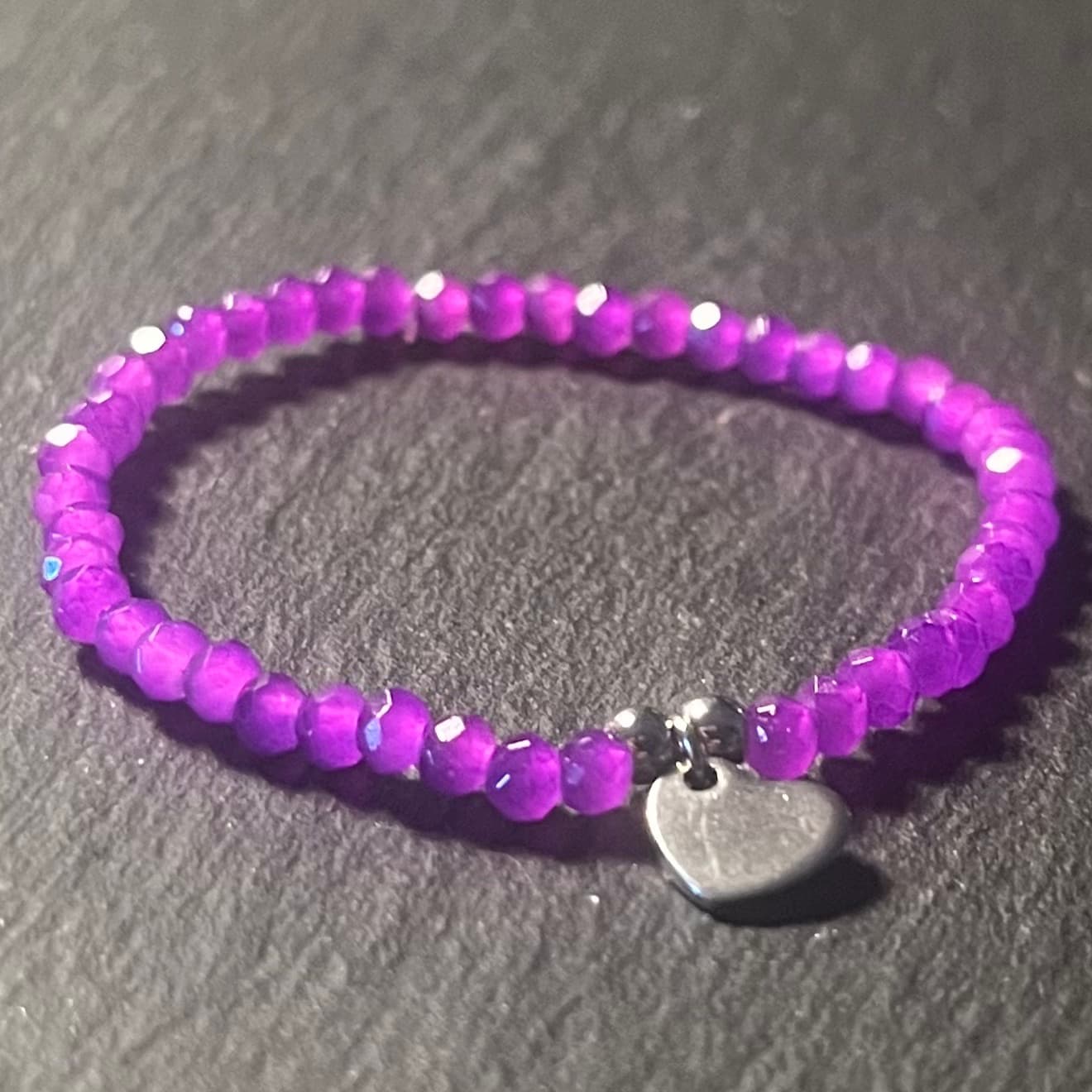Bracelet enfant en perles à facettes aux couleurs acidulées et d'un pendentif cœur en acier inoxydable argenté ou doré conçu sur mesure avec des perles