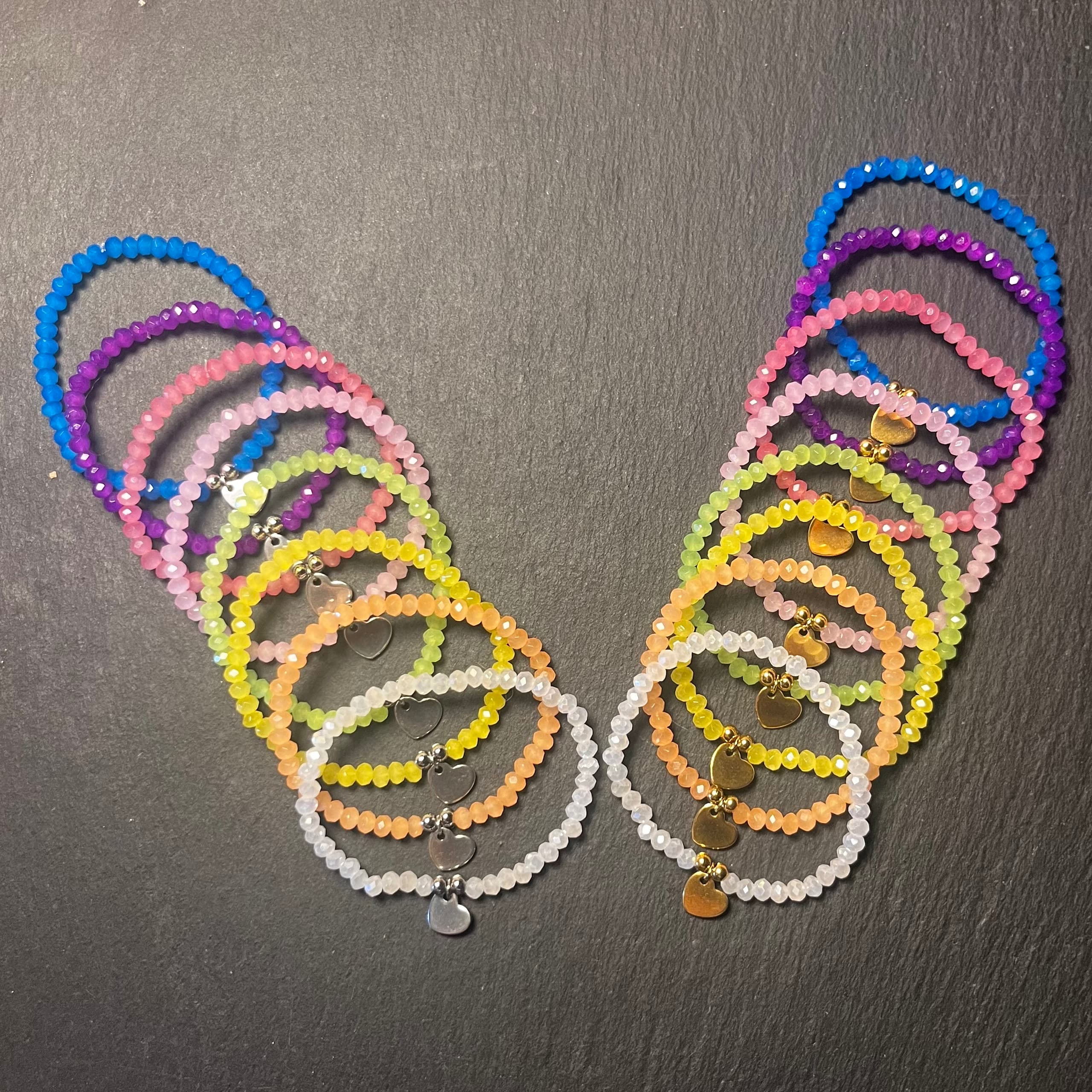 Bracelet enfant en perles à facettes aux couleurs acidulées et d'un pendentif cœur en acier inoxydable argenté ou doré conçu sur mesure avec des perles
