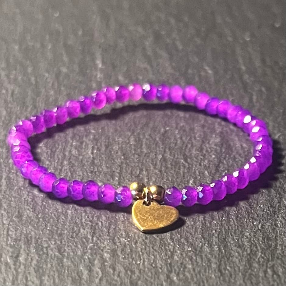 Bracelet enfant en perles à facettes aux couleurs acidulées et d'un pendentif cœur en acier inoxydable argenté ou doré conçu sur mesure avec des perles