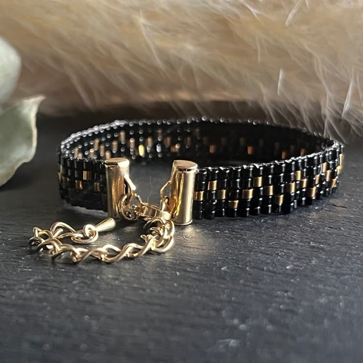 Manchette fine femme en perles Miyuki noir et d'un motif doré en zigzag avec un fermoir réglable en acier inoxydable, conçu sur mesure avec des perles de 2mm