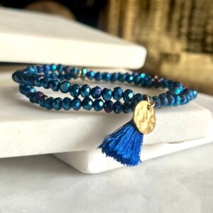 Bracelet femme deux tours en perles à facettes scintillantes bleu électrique et d'un pendentif martelé doré en acier inoxydable conçu sur mesure avec des perles de quatre millimètres
