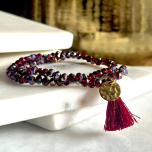 Bracelet femme deux tours en perles à facettes scintillantes bordeaux irisé et d'un pendentif martelé doré en acier inoxydable conçu sur mesure avec des perles de quatre millimètres