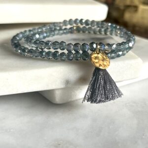 Bracelet femme deux tours en perles à facettes scintillantes gris bleuté et d'un pendentif martelé doré en acier inoxydable conçu sur mesure avec des perles de quatre millimètres