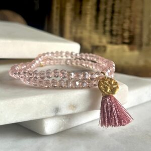 Bracelet femme deux tours en perles à facettes scintillantes rose pâle et d'un pendentif martelé doré en acier inoxydable conçu sur mesure avec des perles de quatre millimètres