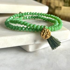 Bracelet femme deux tours en perles à facettes scintillantes vert et d'un pendentif martelé doré en acier inoxydable conçu sur mesure avec des perles de quatre millimètres