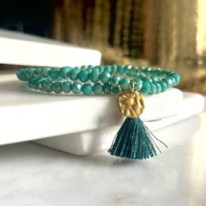 Bracelet femme deux tours en perles à facettes scintillantes vert d'eau et d'un pendentif martelé doré en acier inoxydable conçu sur mesure avec des perles de quatre millimètres