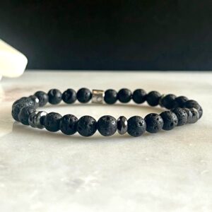 Bracelet femme en pierres de lave et hématite noire conçu sur mesure avec des perles de 4 mm