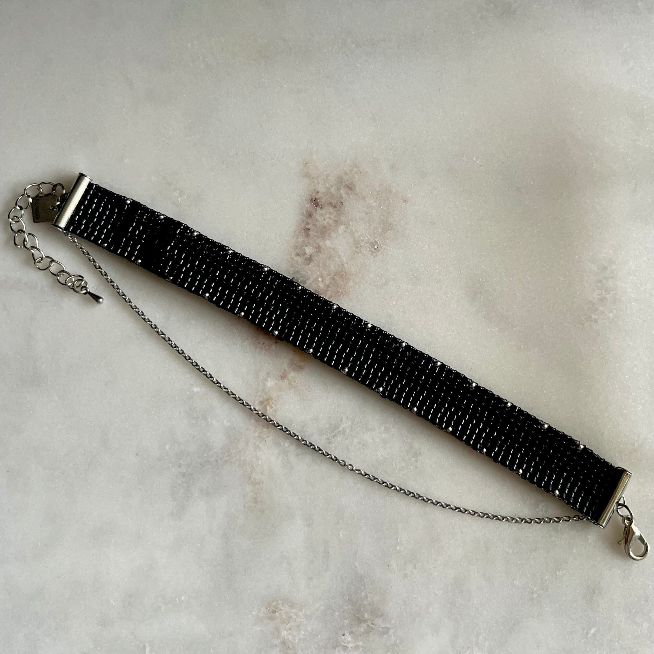 Manchette femme en perles miyuki et acier inoxydable avec une finition chaînette conçu sur mesure avec des perles de deux millimètres