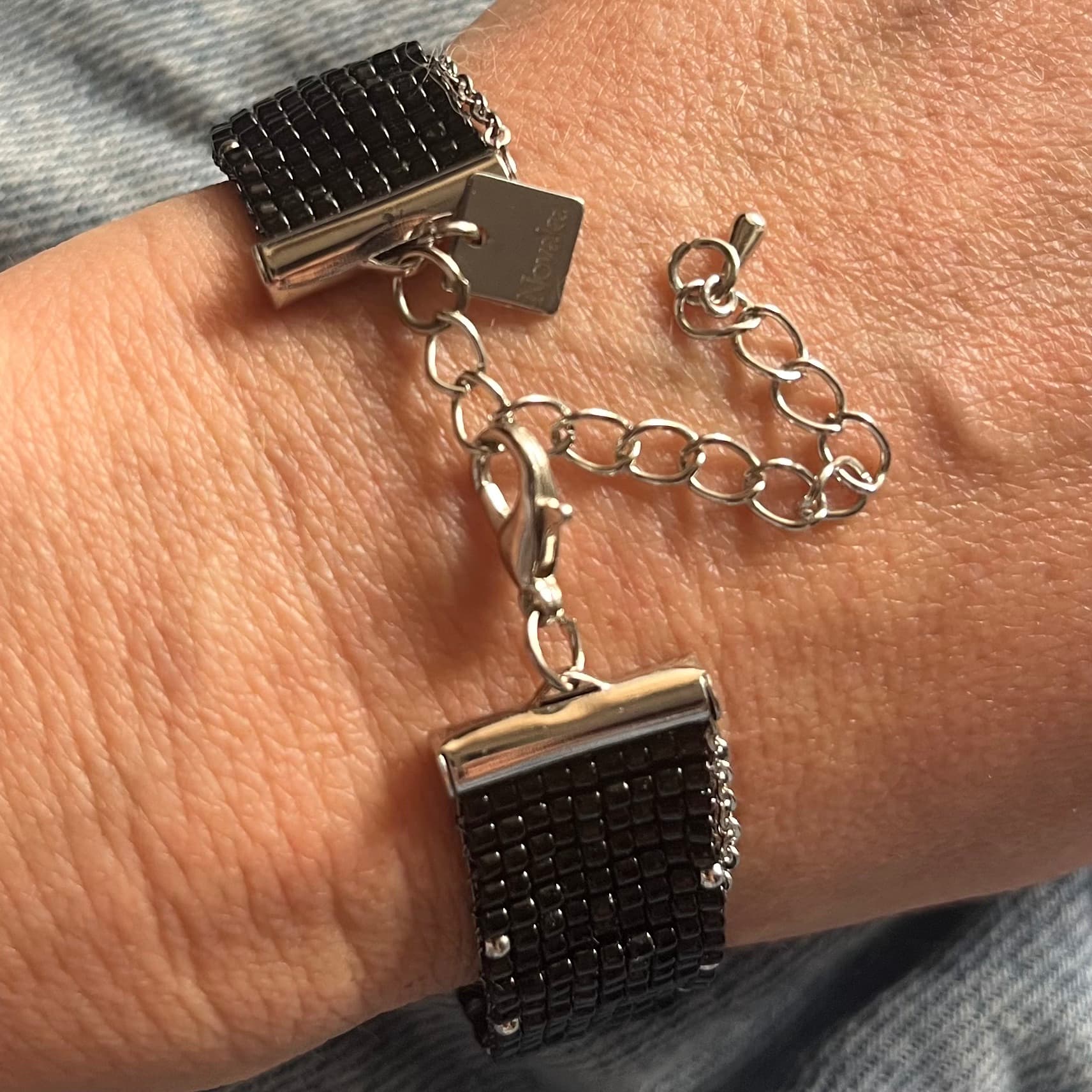 Manchette femme en perles miyuki et acier inoxydable avec une finition chaînette conçu sur mesure avec des perles de deux millimètres