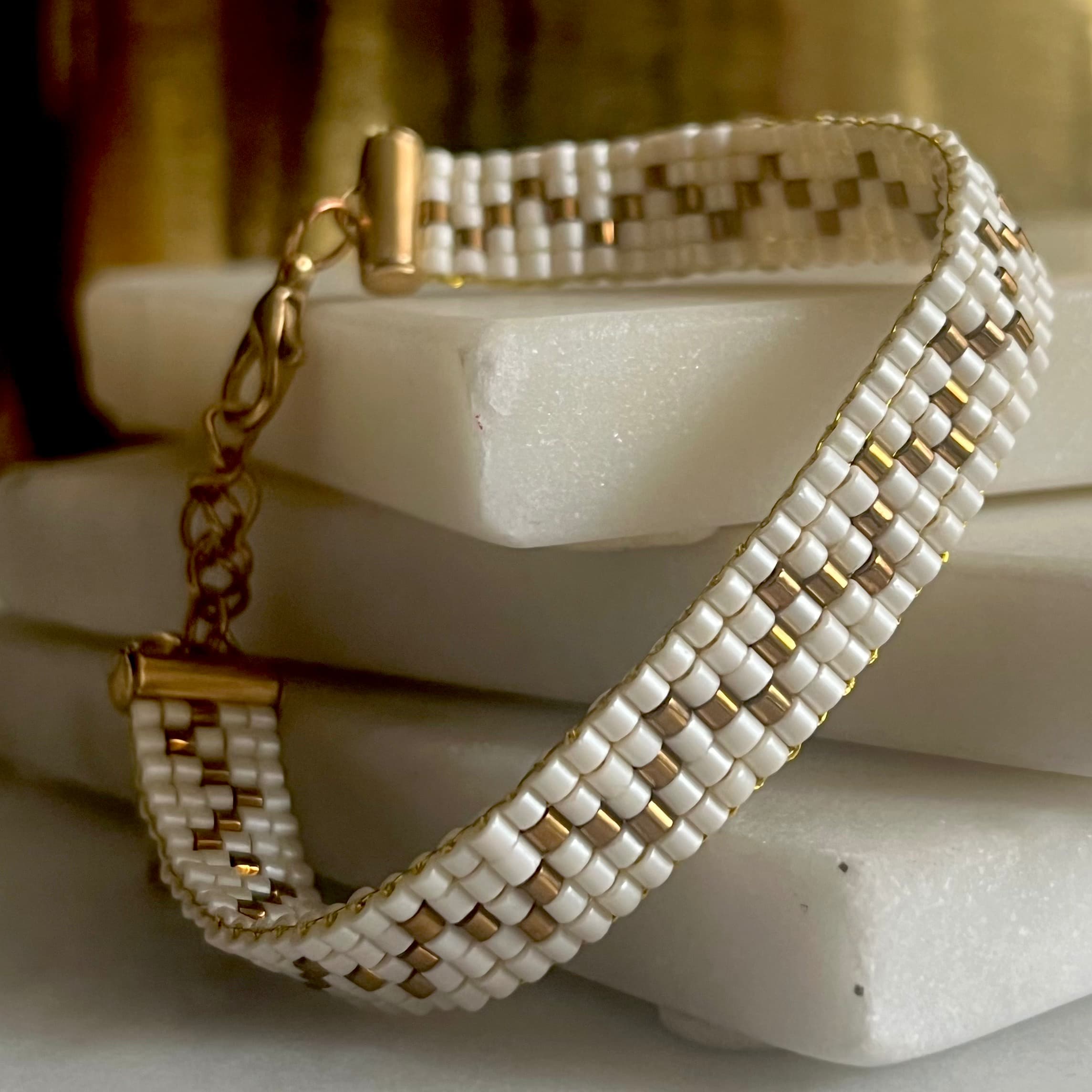 Manchette fine femme en perles Miyuki inacré au motif zigzag doré avec un fermoir réglable en acier inoxydable, conçu sur mesure avec des perles de 2mm