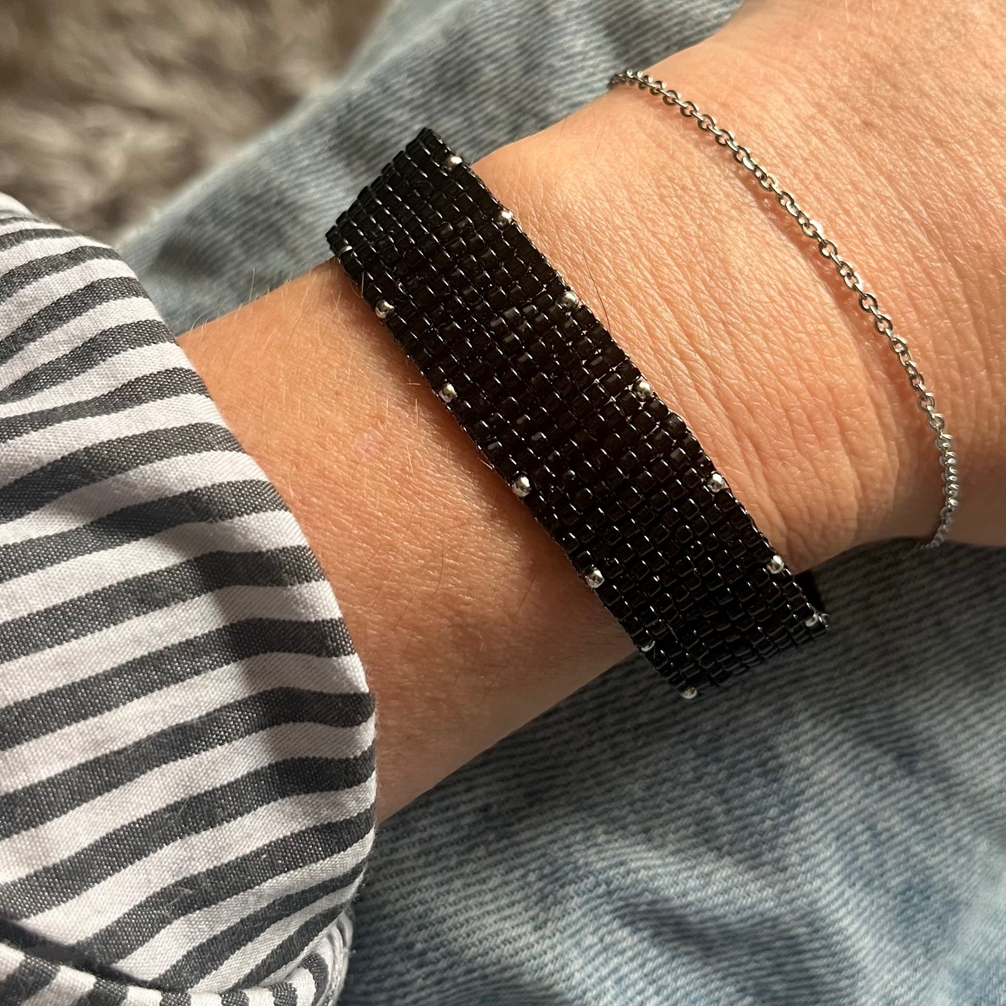 Manchette femme en perles miyuki et acier inoxydable avec une finition chaînette conçu sur mesure avec des perles de deux millimètres