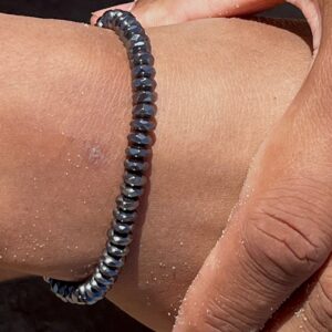 Bracelet homme en pierres naturelles en hématite noire de forme donuts conçu sur mesure avec des perles de six millimètres