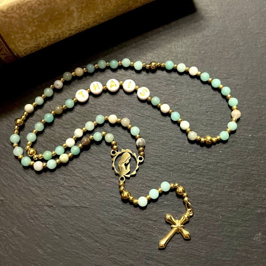 Chapelet en perles naturelles,calcédoine rose, amazonite ou quartz rose avec des pendentifs blanc et les lettres dorée,le prénom à personnaliser, conçu sur mesure avec des perles de 4 mm