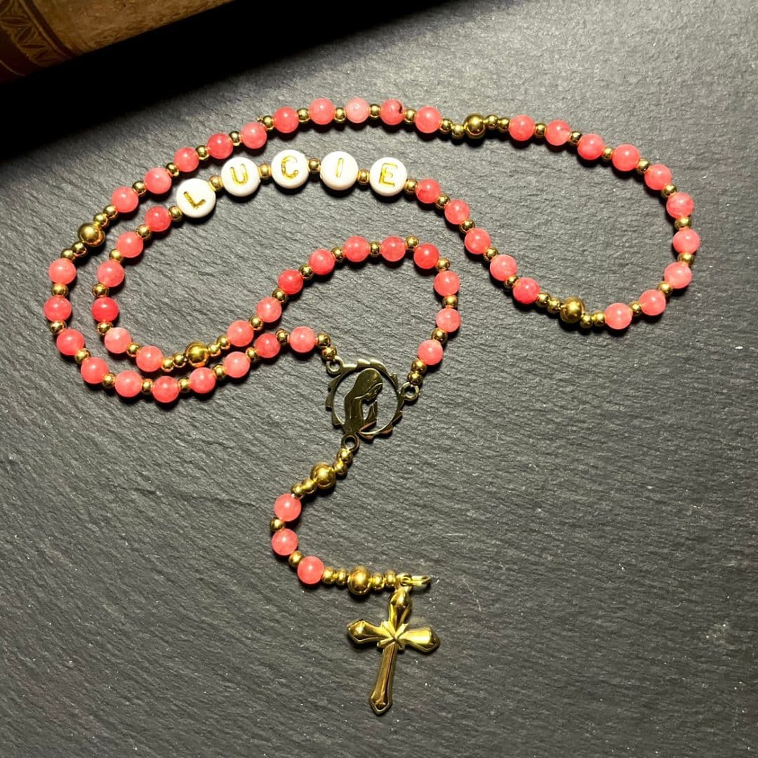 Chapelet en perles naturelles,calcédoine rose, amazonite ou quartz rose avec des pendentifs blanc et les lettres dorée,le prénom à personnaliser, conçu sur mesure avec des perles de 4 mm