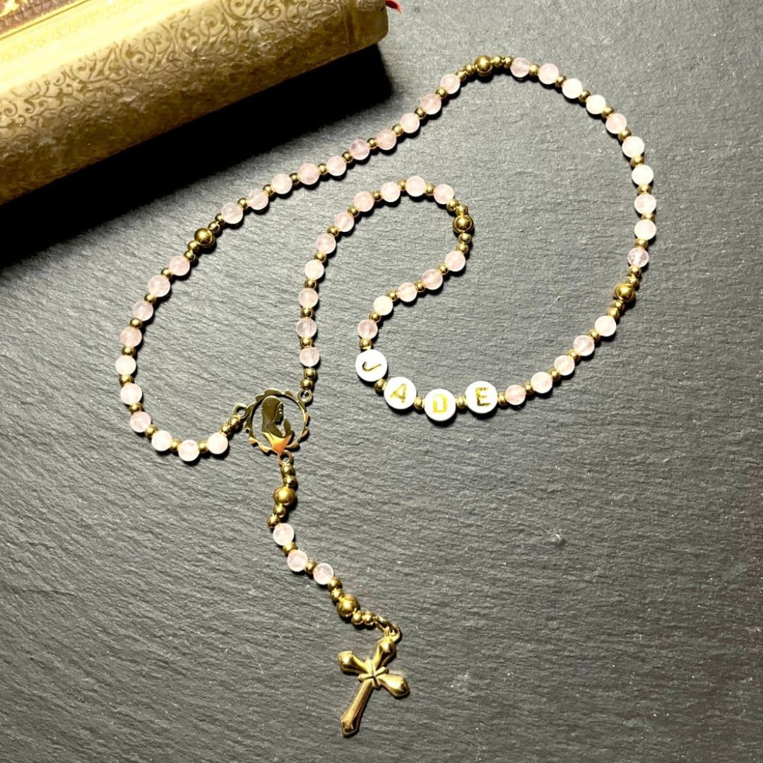 Chapelet en perles naturelles,calcédoine rose, amazonite ou quartz rose avec des pendentifs blanc et les lettres dorée,le prénom à personnaliser, conçu sur mesure avec des perles de 4 mm