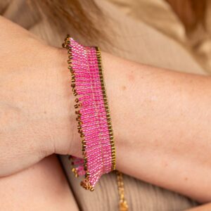 Manchette femme en perles japonaises,fuchsia,nuage,neige ou nuage avec un fermoir chainette en acier inoxydable en doré de deux millimètres