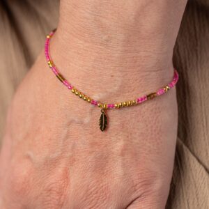 Bracelet femme en perles japonaises fuchsia, champagne, neige et souris et doré, pendentif plume acier, monté sur élastique conçu sur mesure avec des perles de deux milimétres
