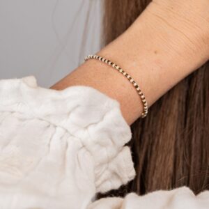 Bracelet femme de perles miyuki nacré et doré conçu sur mesure avec des perles de deux millimètres