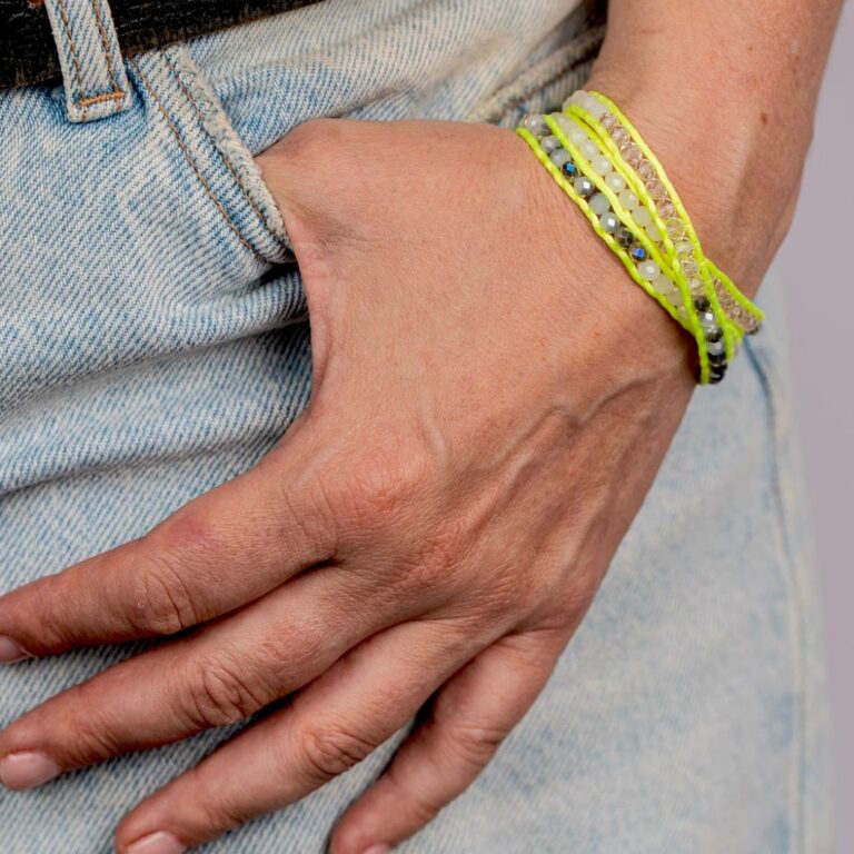 Manchette femme en cordon au couleur néon jaune, rose, vert et bleu et perles à facettes conçu sur mesure avec des perles de dégradés blanc et cristal de 4 mm
