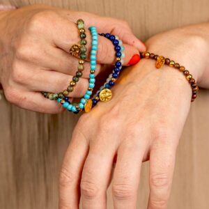 Bracelet femme en pierres naturelles et perles dorées en acier inoxydable avec pendentif martelé, élégant et raffiné, adapté à tous les styles. Conçu sur mesure avec des perles de trois milimétres