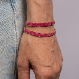 Manchette femme en perles japonaises deux tours couleurs avec cordon doré et fermoir à chaînette en acier inoxydable, tissée à la main. Conçu sur mesure avec des perles de deux millimètres. Existe en plusieurs coloris