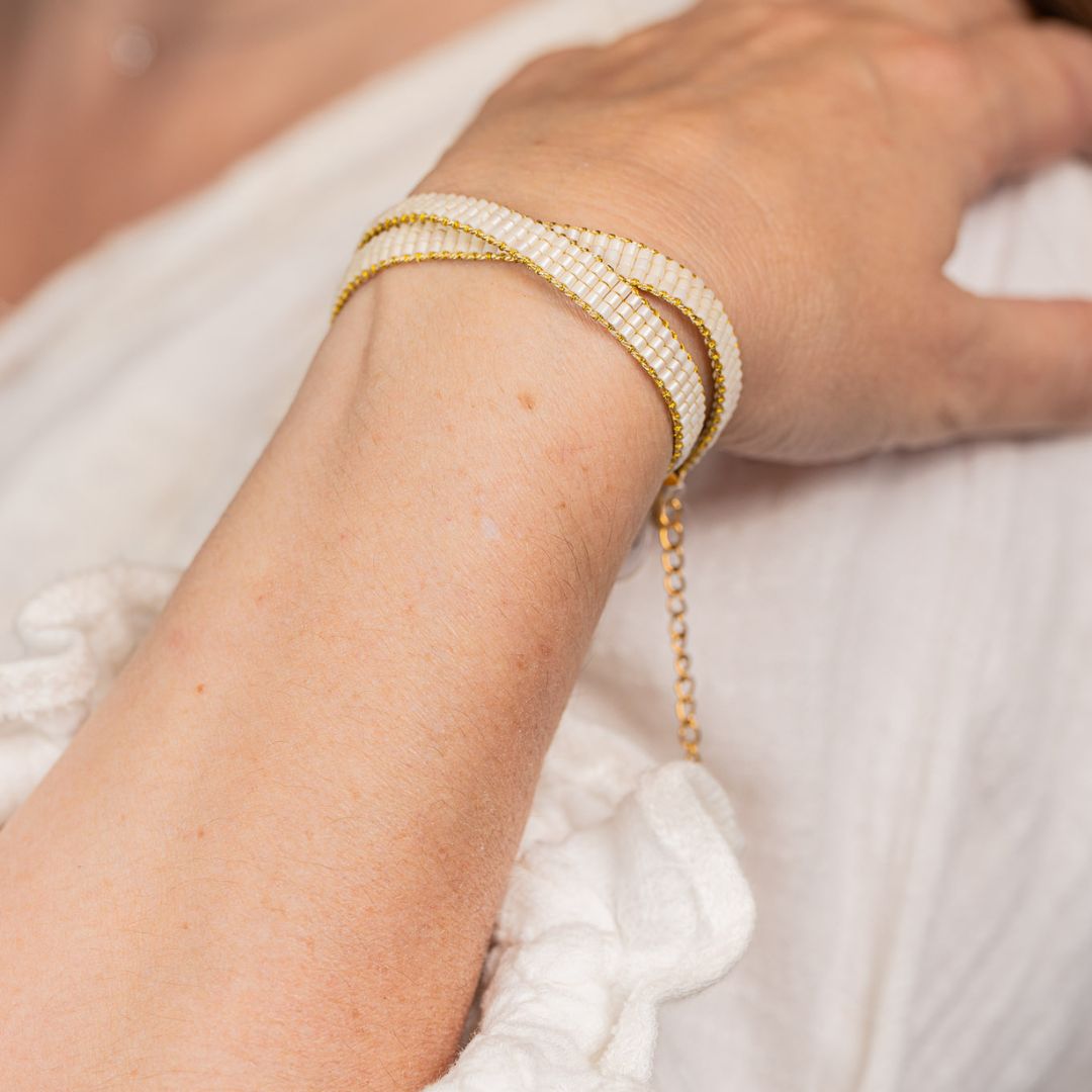 Manchette femme en perles japonaises deux tours couleurs avec cordon doré et fermoir à chaînette en acier inoxydable, tissée à la main. Conçu sur mesure avec des perles de deux millimètres. Existe en plusieurs coloris