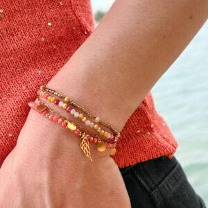 Bracelet femme en perles à facettes, muyiki corail moutarde et ivoire, chaîne à pendentifs et d'un pendentif aile d'ange conçu sur mesure avec des perles de trois millimètres