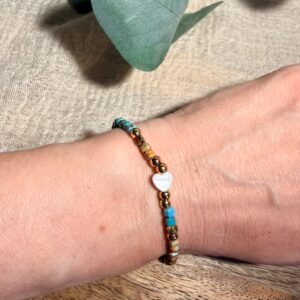Bracelet femme en pierre naturelle turquoise d'Afrique carré, d'un pendentif coeur en nacre de coquillage cœur, conçu sur mesure sur un fil élastique avec des perles de trois millimètres