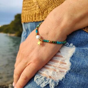 Bracelet femme en pierre naturelle turquoise d'Afrique carré, d'un pendentif ovale en nacre de coquillage et d'une étoile doré en acier inoxydable, conçu sur mesure sur un fil élastique avec des perlesde 3 millimètres