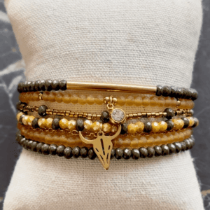 "Bracelet femme élégant en perles à facettes en verre kaki et moutarde, agrémenté de perles Miyuki dorées en cristal pour une touche lumineuse et raffinée. Monté sur une chaîne en acier inoxydable doré, ce bijou tendance se distingue par ses pendentifs tête de buffle et strass. Grâce à son fermoir à chaînette ajustable, il s’adapte à tous les poignets. Un bracelet délicat en perles de 3 millimètres, idéal pour compléter un look chic et moderne.