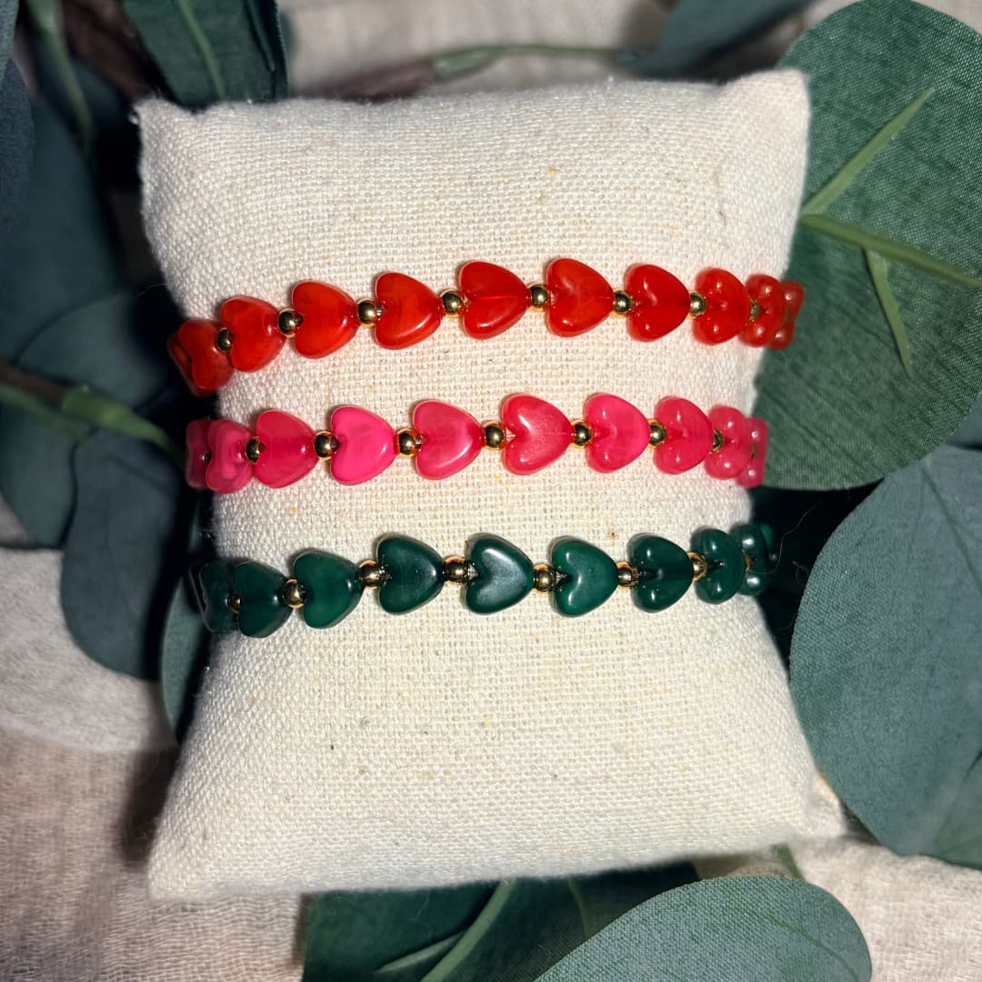 Bracelet femme Savannah en perles cœurs et de perles en acier inoxydable dorées conçues sur mesure, sur un fil élastique avec des perles huit millimètres à Aix en Provence